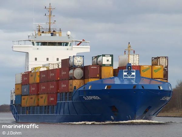 SOLONG (IMO: 9322554) is a Container Ship and is sailing under the flag of Portugal. Her length overall (LOA) is 140.6 meters and her width is 21.8 meters. Photo credit: MarineTraffic