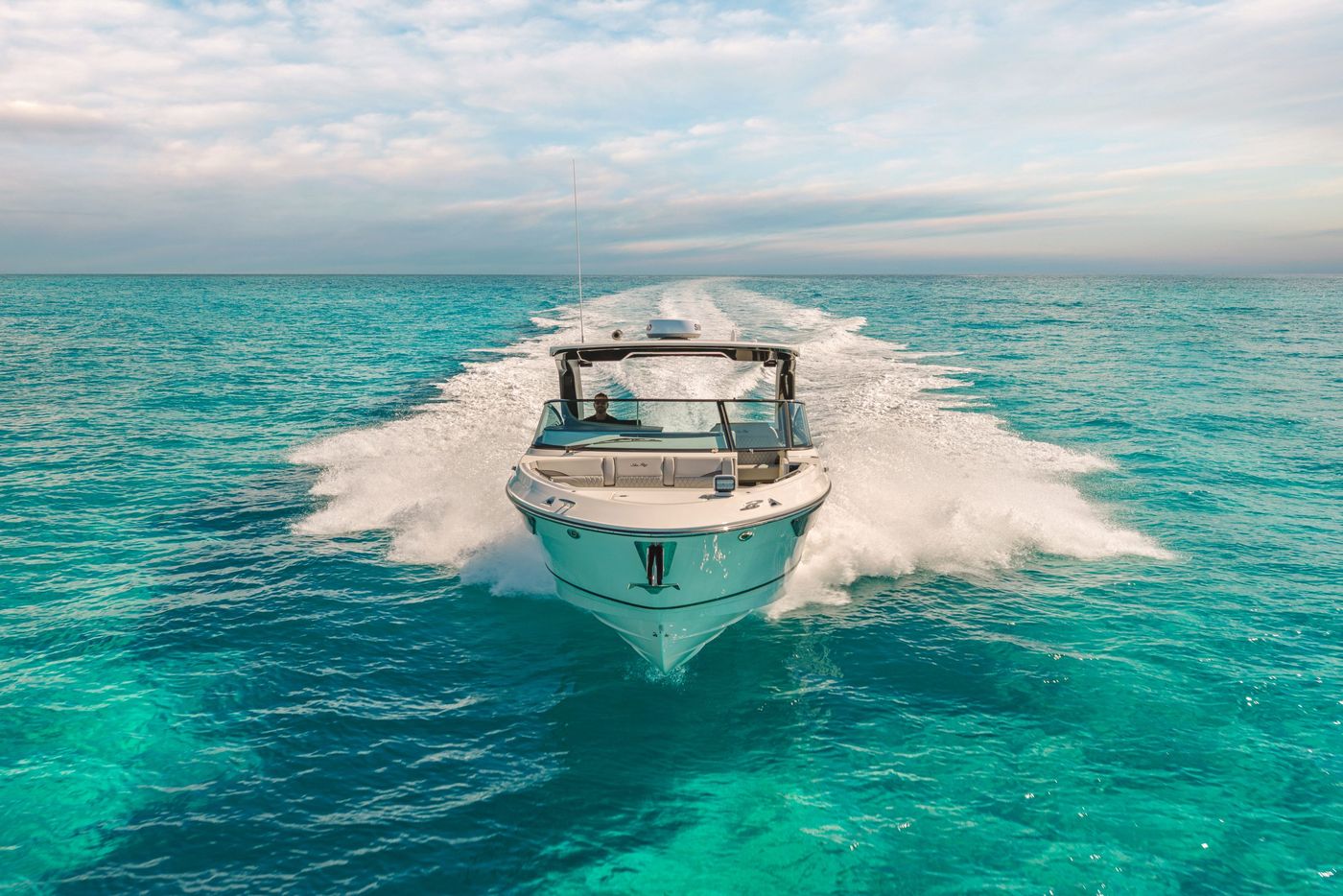2026-SLX-360-Outboard-SXO360-running-bow-01607.jpg