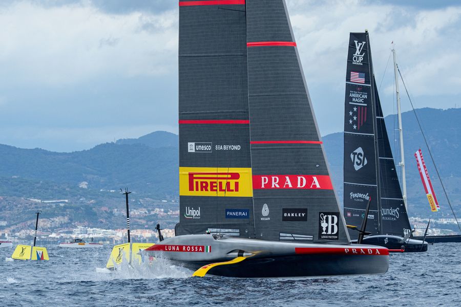 The loads on sails can easily exceed several tons, especially when the boat is sailing at speeds like 39 knots. Photo credit : AC37 media