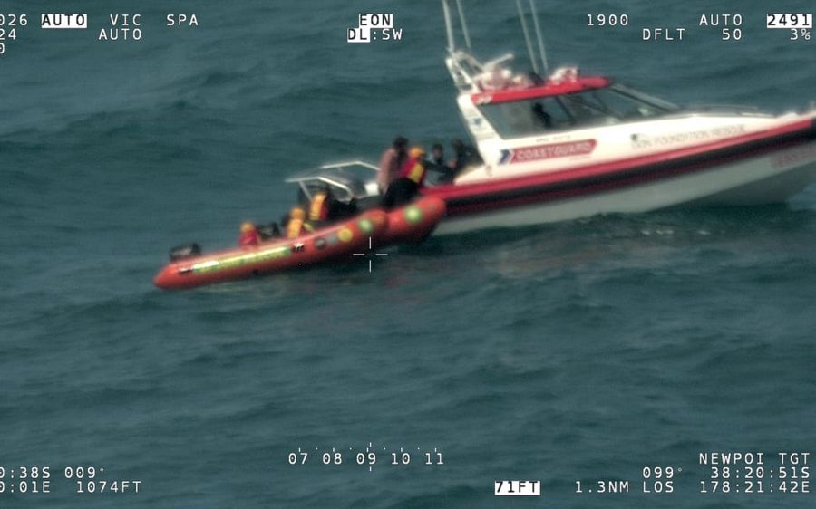 4JUSW5W_NZDF_photo_Tolaga_bay_rescue_14_Jan_2026_RESCUE_WITH_RHIBS_jpg.jpeg