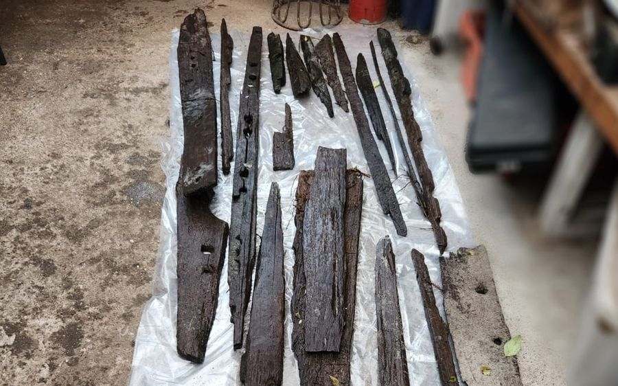 4KK10NH_Waka_pieces_jpg