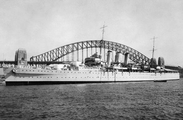 HMS Dorsetshire in front of the Sydney Harbour Bridge in 1938. Photo credit: wikipedia
