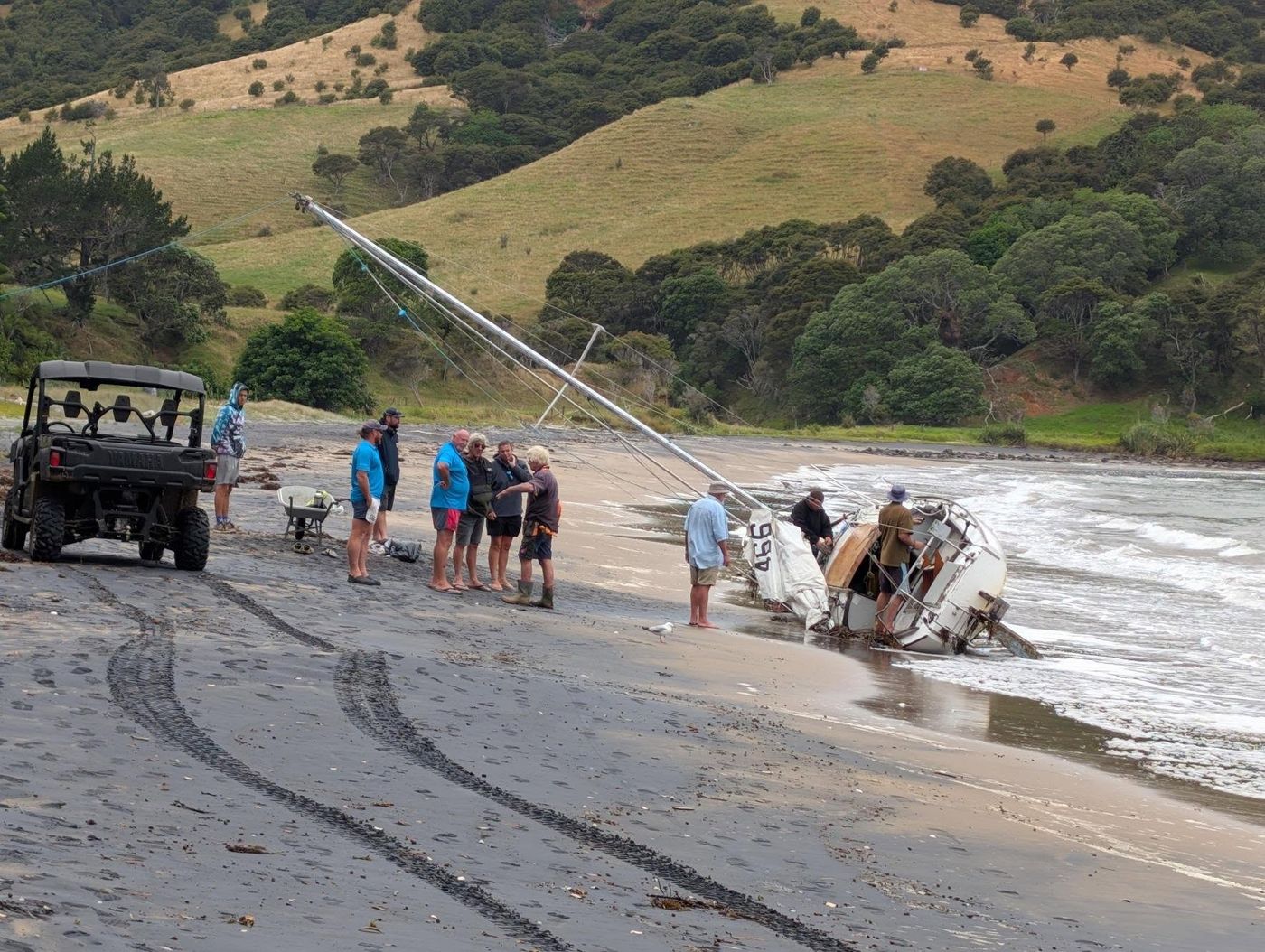 A-small-yacht-beached-at-Simpsons-Beach-near-Whitianga.-19012026.-Photo-credit-Coromandels-CFM.jpg