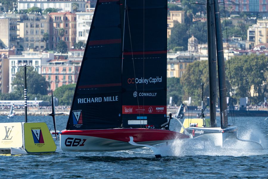 Luna Rossa never headed as Naples crowds witness Kiwi rout, 28 September 2026