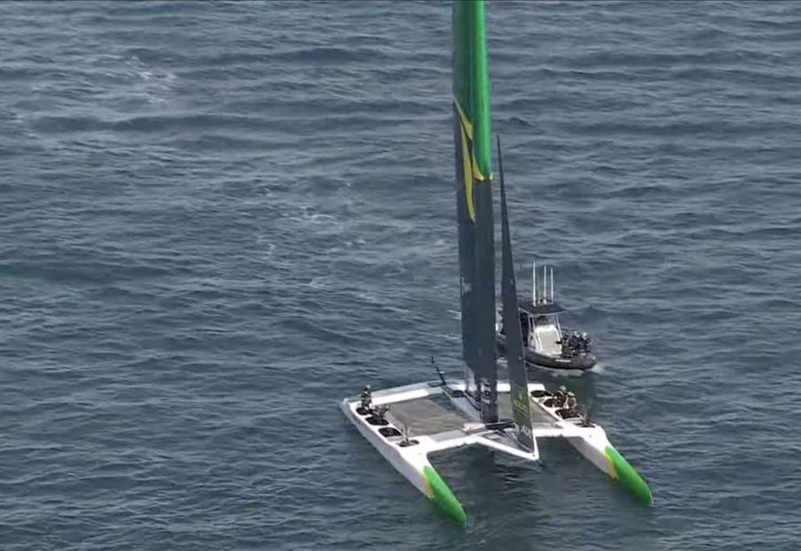 AU wins race 6