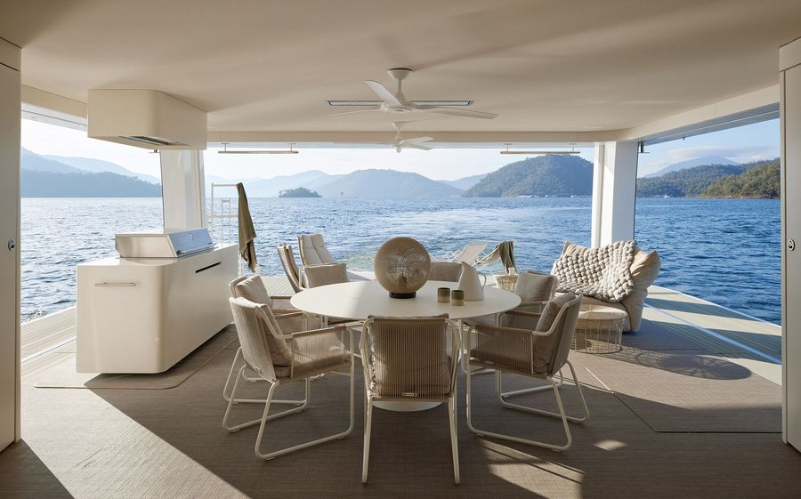Alfresco dining. Jolson's Halcyon houseboat