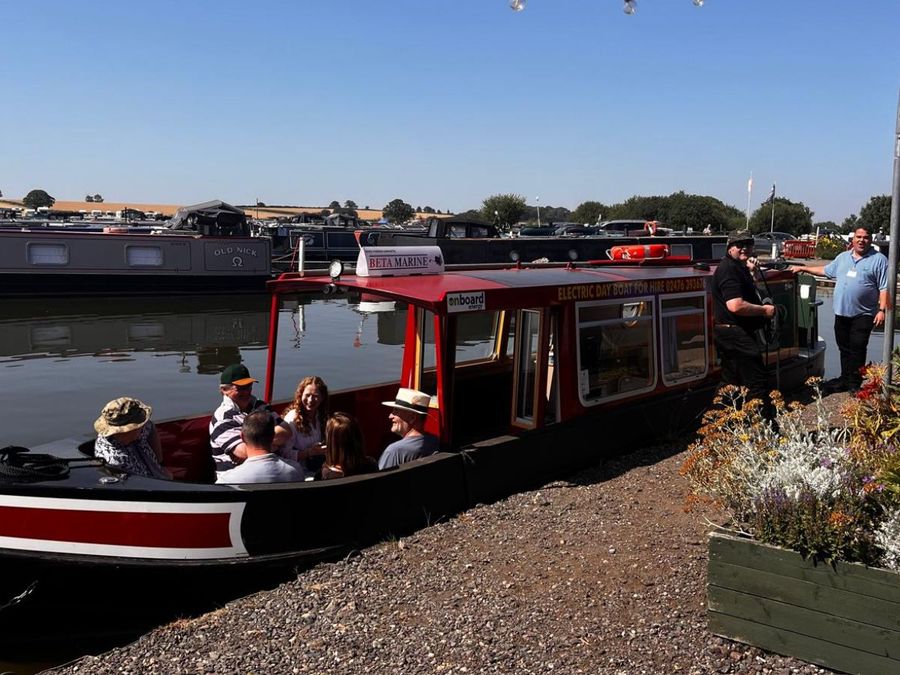 An-electric-day-narrow-boat-for-hire-__-Photo-credit_-Aquavista-Waterside-Marinas-_-Facebook.jpg
