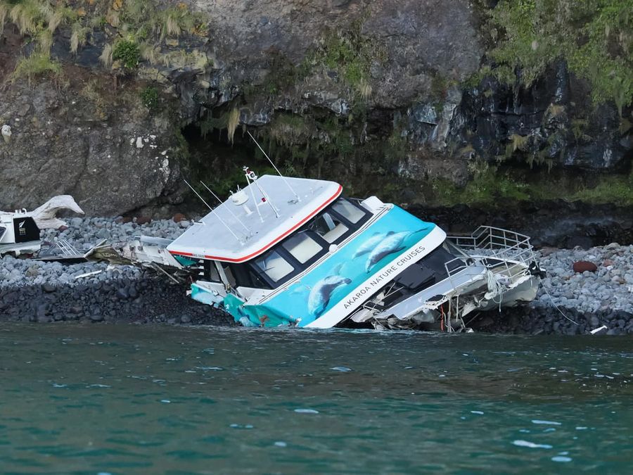 Black-Cat-Tours-boat-grounding-at-Akaroa-Photo-credit-Steve-Dawson-via-Genevieve-Robinson-for-Canterbury-Regional-Council-Facebook.jpg