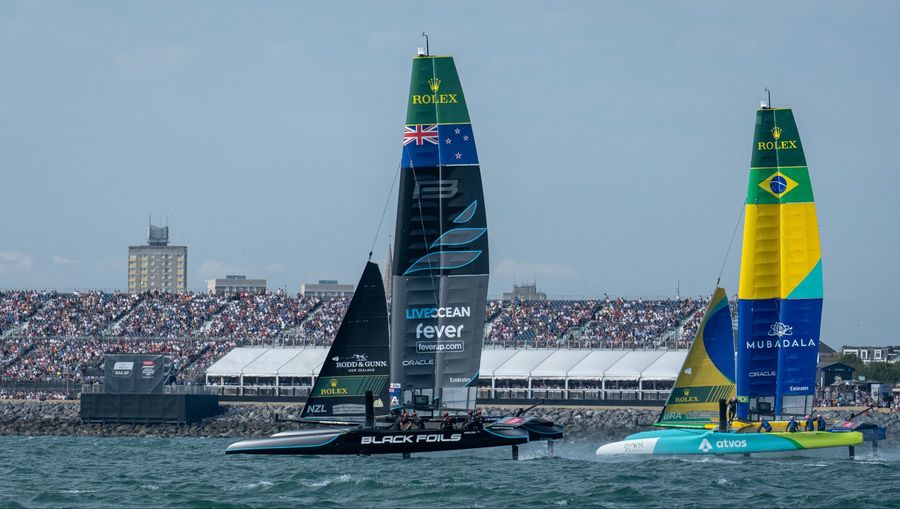 Black Foils lead group after strong opening day in Portsmouth