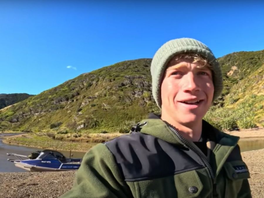 Bustups-at-the-Barrier-Daiwas-Willy-Lomas-takes-on-the-island-in-his-Frezwa-alloy-adventurer.jpg