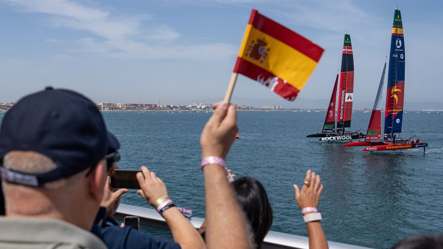 A tight photo finish between Los Gallos and ROCKWOOL Racing in Valencia, 2026 season.