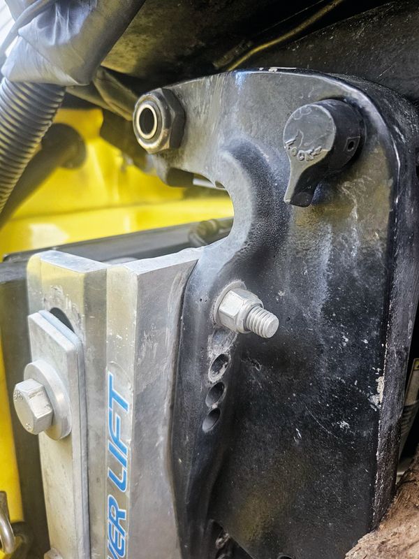Check outboardengine mounting bolts afterbefore each race.