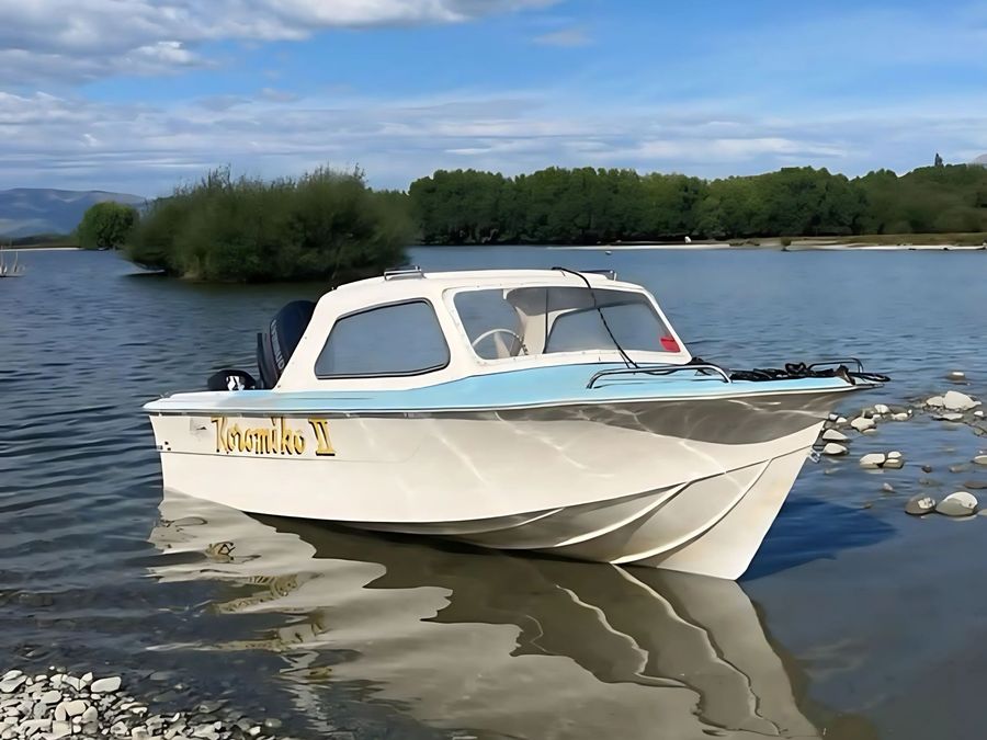 Dylan-Rangiawhas-rare-132-Condorcraft-Skipjack-with-a-70hp-Johnson-handles-chop-impressively-for-its-size.-__-Photo-credit_-Brendon-and-Kim-Cornes.jpg