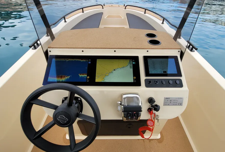 Elvene-unveils-high-performance-solar-electric-boat-AMY-at-Nice-Boating-Tomorrow-1.webp