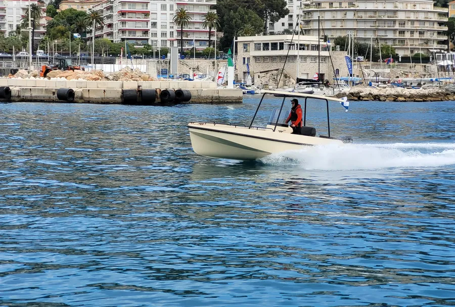 Elvene-unveils-high-performance-solar-electric-boat-AMY-at-Nice-Boating-Tomorrow-2.webp