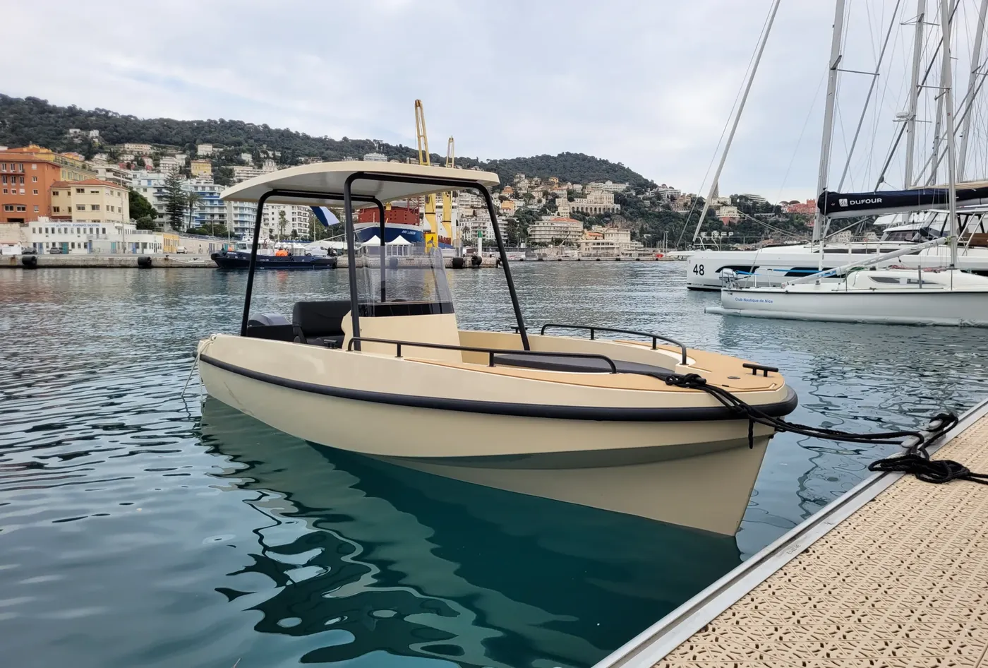 Elvene-unveils-high-performance-solar-electric-boat-AMY-at-Nice-Boating-Tomorrow-3.webp