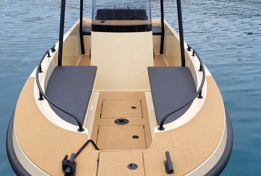 Elvene-unveils-high-performance-solar-electric-boat-AMY-at-Nice-Boating-Tomorrow-5.webp