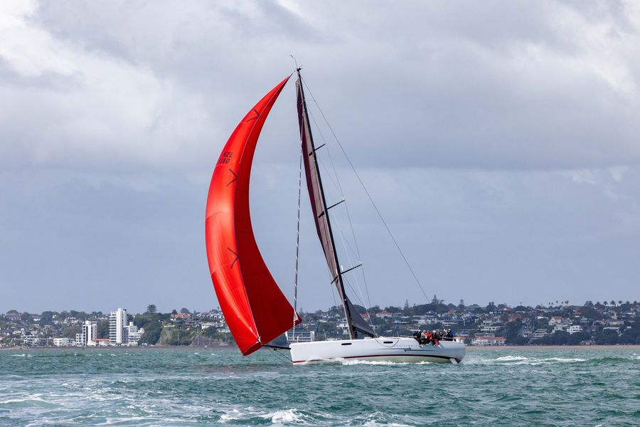 Equilibrium-we-clocked-her-at-15-knots-as-they-started-to-round-North-Head.jpg