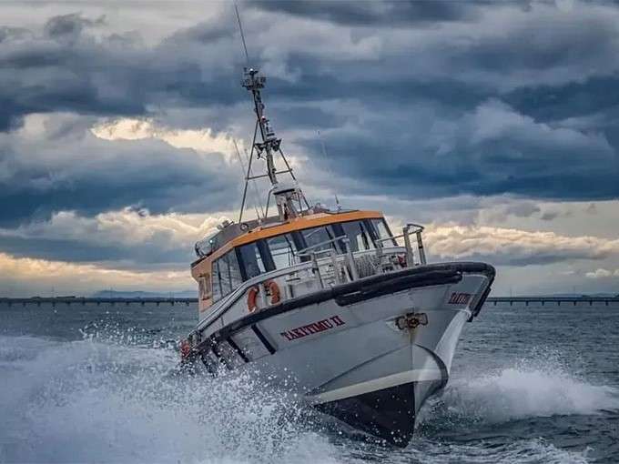 Figure-1-Pilot-vessel-Takitimu-II-Credit-Les-Pullen.jpeg