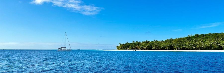 Island-with-Cruiser-anchored.jpeg