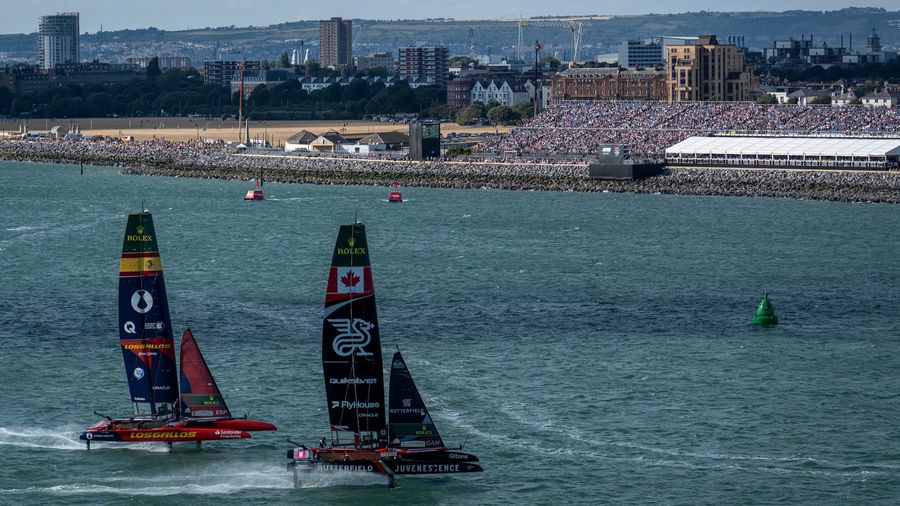 NorthStar and Los Gallos battle it out on the water in Portsmouth before a packed race stadium.