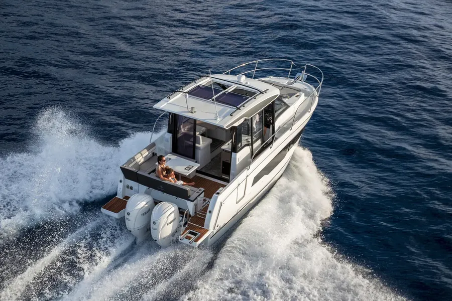 Jeanneau Merry Fisher 895 Serie2 (on water)
