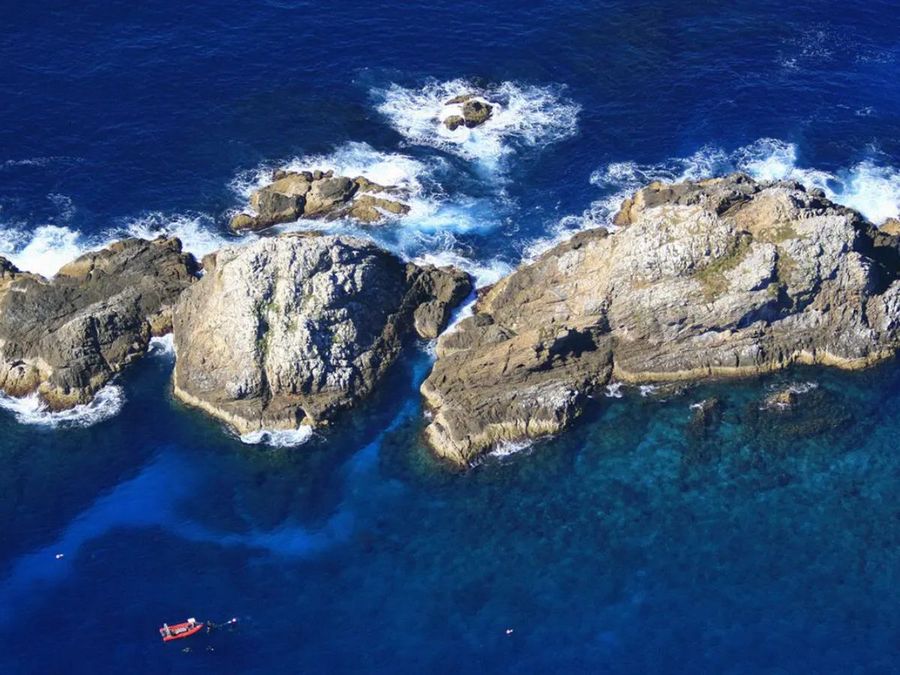 Julian-Rocks-are-located-at-Byron-Bays-Watego-Beach-which-is-a-delight.-__-Photo-credit_-Maritimo.jpg