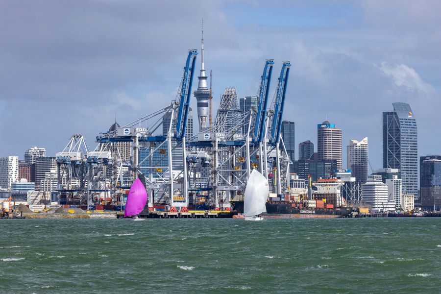 Kites-out-at-the-beginning-of-the-race-the-conditions-are-right-for-a-fast-race.jpg