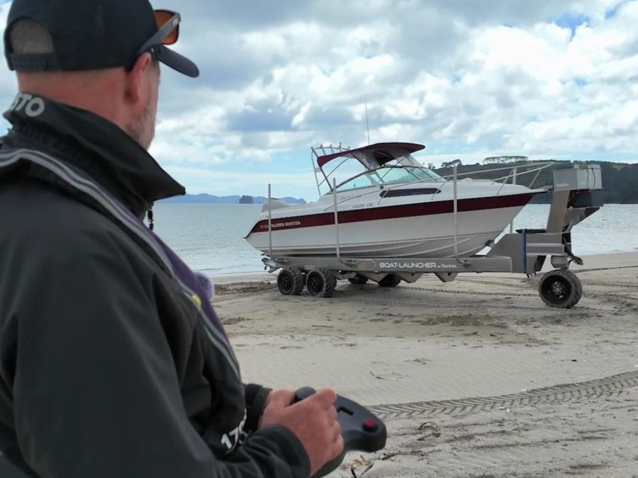 Launching-a-boat-with-Tectraxs-new-Boat-Launcher-wireless-controller.jpg