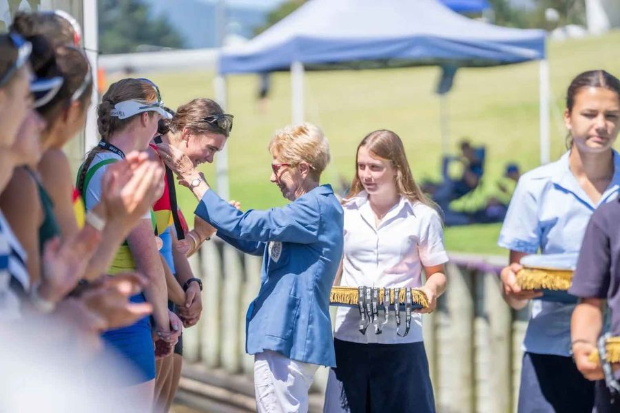 Lesley-Milne-presenting-medals.jpeg