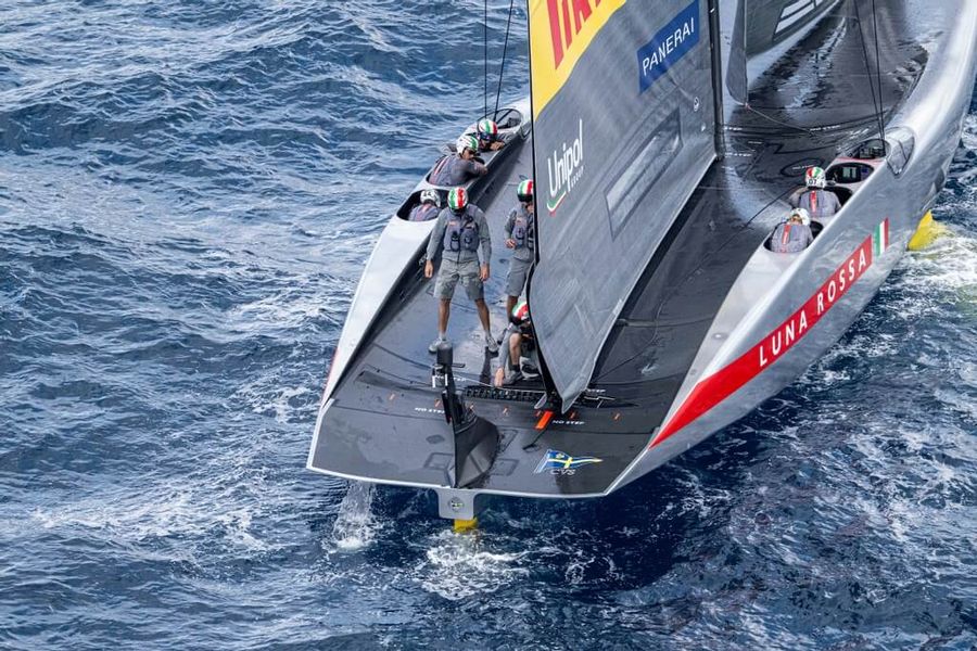 Luna Rossa team observe damage. Photo credit : C37 media