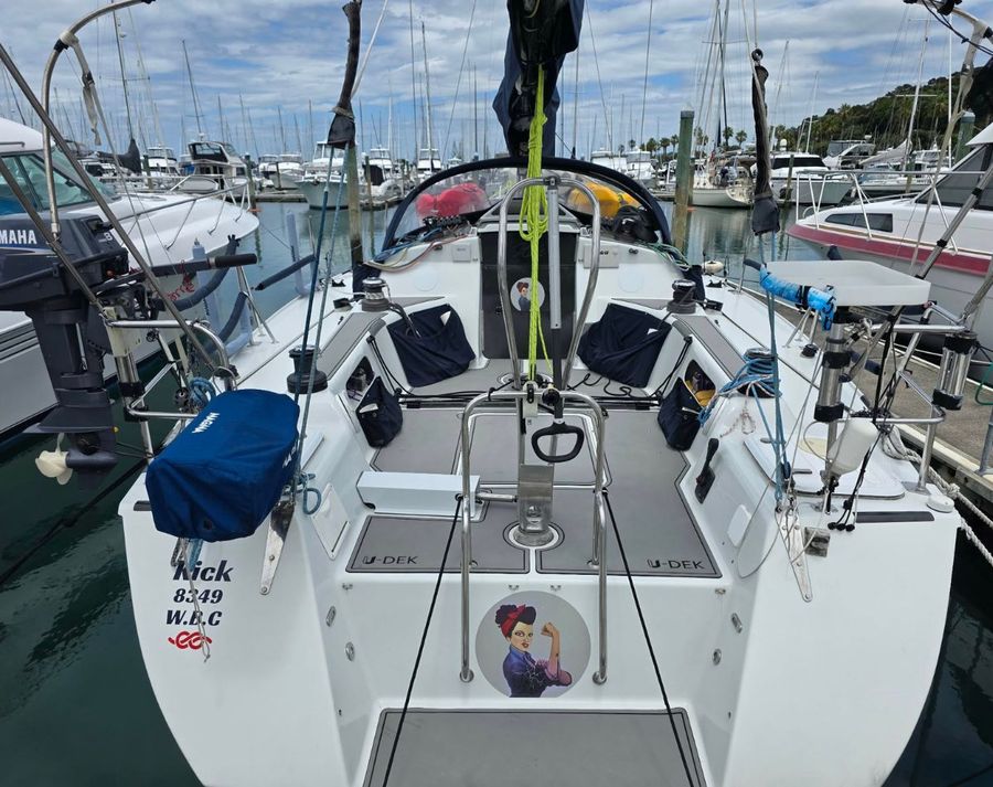 Now-for-sale-Kick-the-Elliott-1050-cruiser-racer-with-Round-North-Island-pedigree-9.jpg