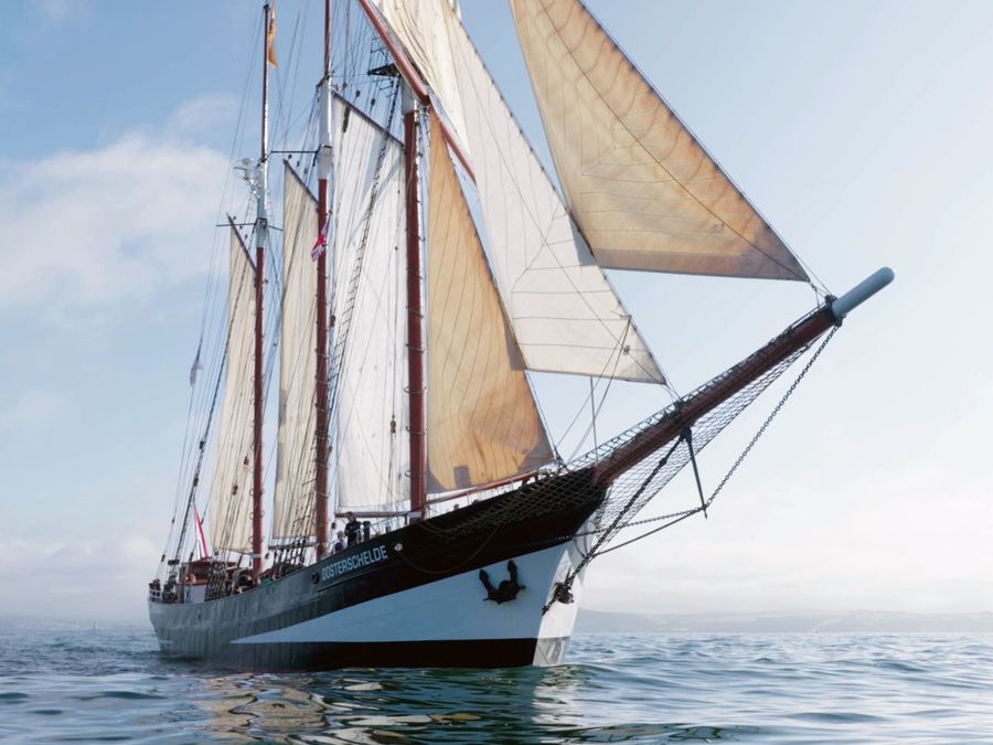 Oosterschelde-departs-Plymouth-__-Photo-credit_-Darwin200.jpg