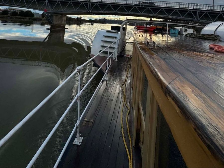 PS Waimarie as she gets ready to go under Whanganui's Victoria Street Bridge.