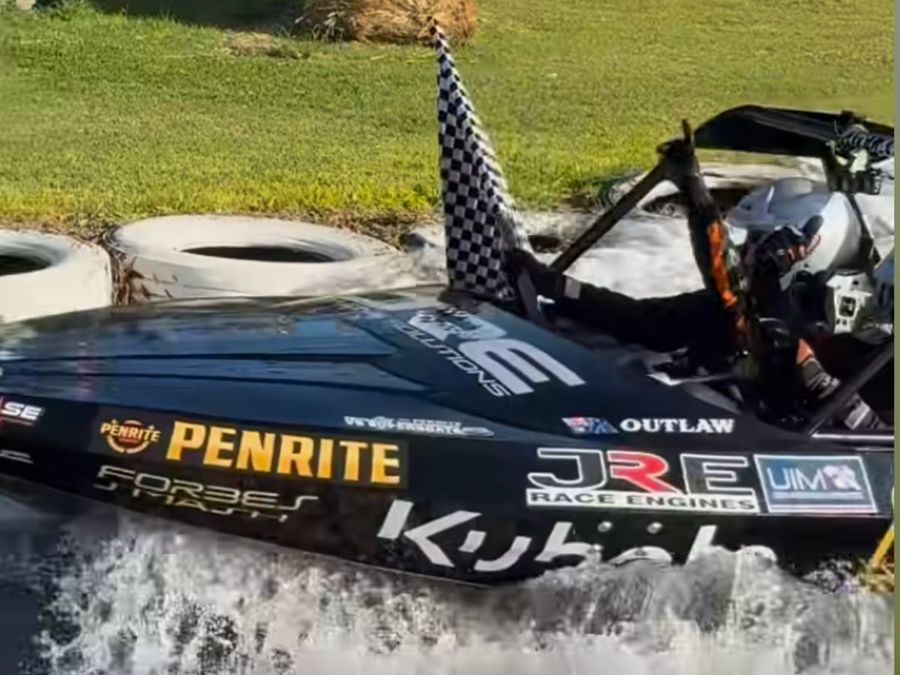 PSP-Racing-in-the-borrowed-Outlaw-black-boat-Photo-credit-V8-Superboats.jpg