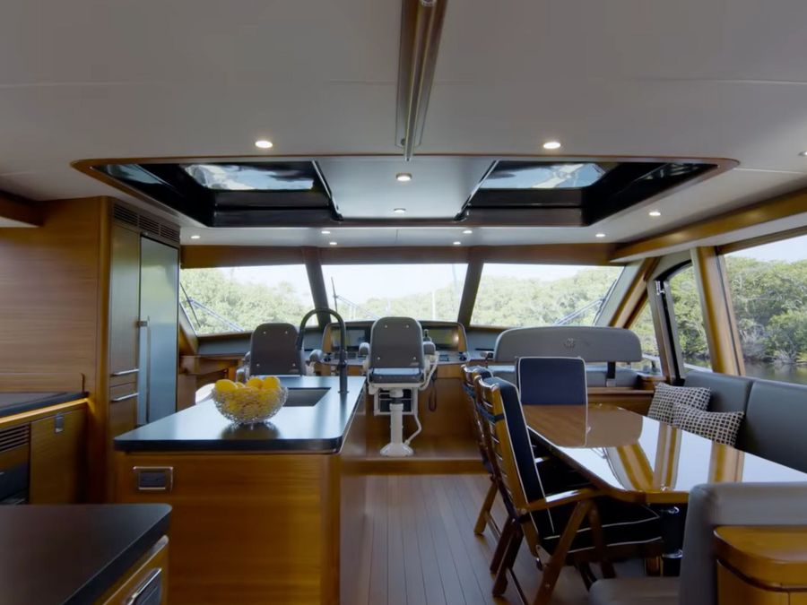Palm-Beach-85-__-Photo-credit_-Palm-Beach-Motor-Yachts-3.jpg