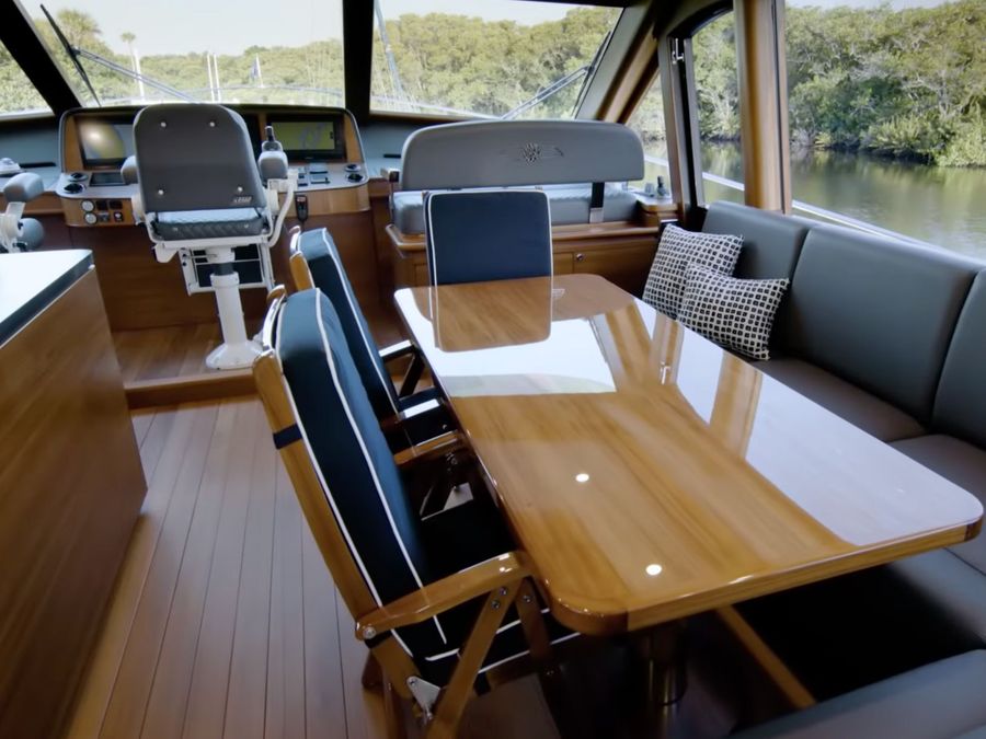 Palm-Beach-85-__-Photo-credit_-Palm-Beach-Motor-Yachts-5.jpg