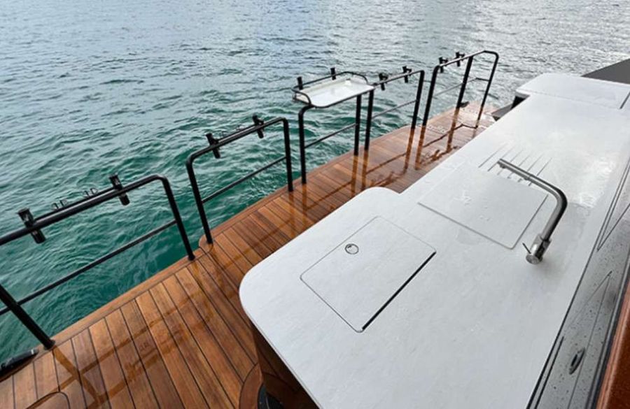 Photo-credit_-Valder-Sprint-20-–-The-Keys-transom-is-expansive-by-Valder-Yachts.jpg