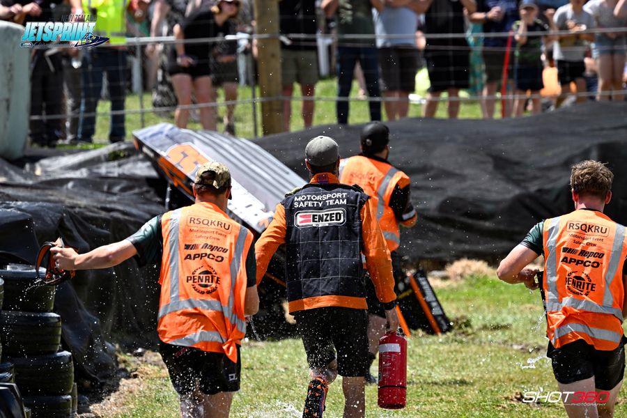 RD 2 Rescuers running to help. Photo- Shot360 Photography on the New Zealand Jetsprint Association on Facebook