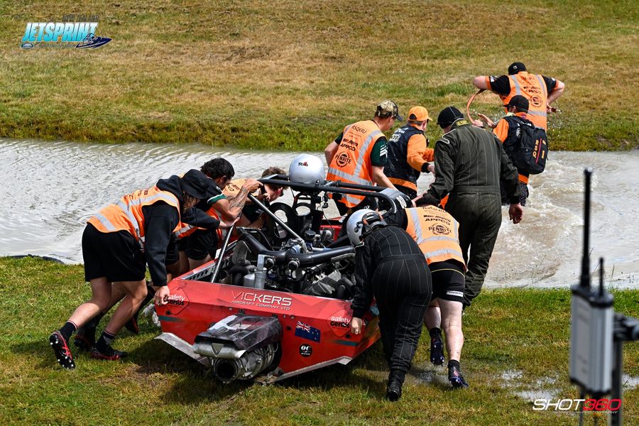 RD 2 Vickers being rescued. Photo- Shot360 Photography on the New Zealand Jetsprint Association on Facebook