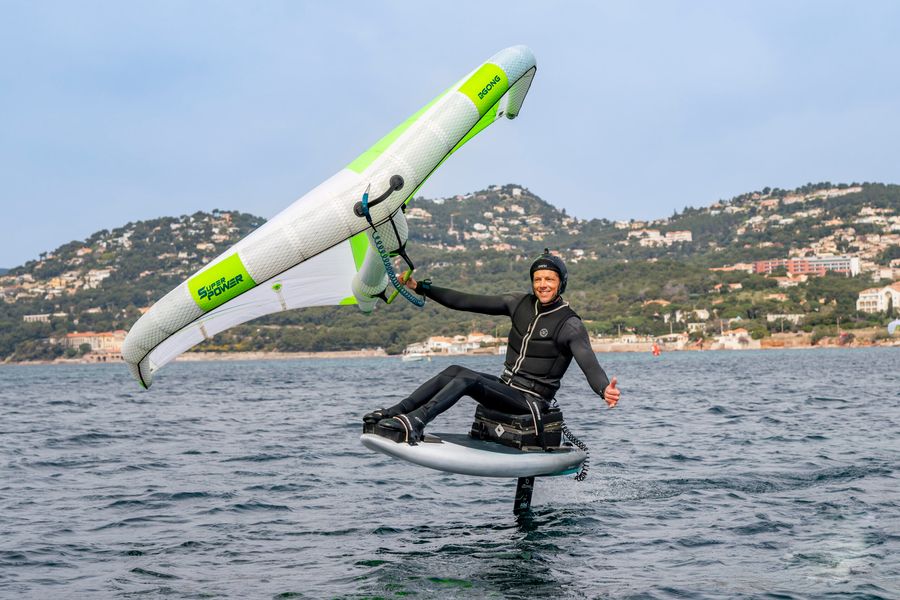 Seated wingfoiler completes 200km of racing among 650 standing rivals, 20 June 2026