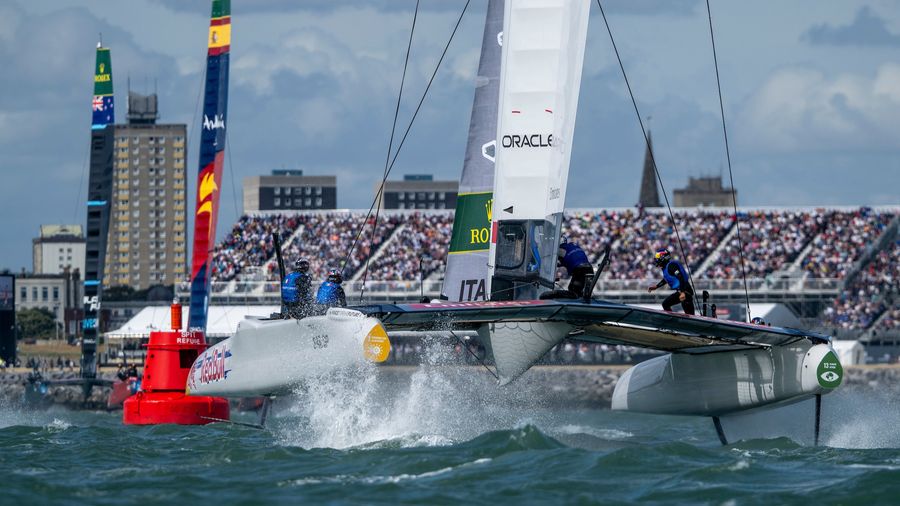 Italy powers around the Portsmouth racecourse before thousands of spectators in the 2025 season.