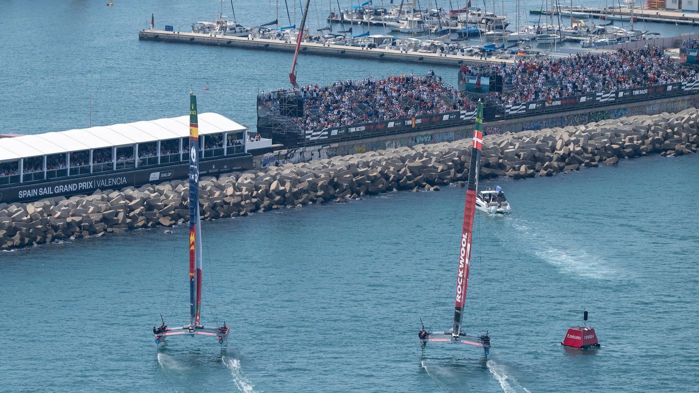 A tight battle unfolds between Rockwool Racing and Los Gallos in Valencia during the 2026 season