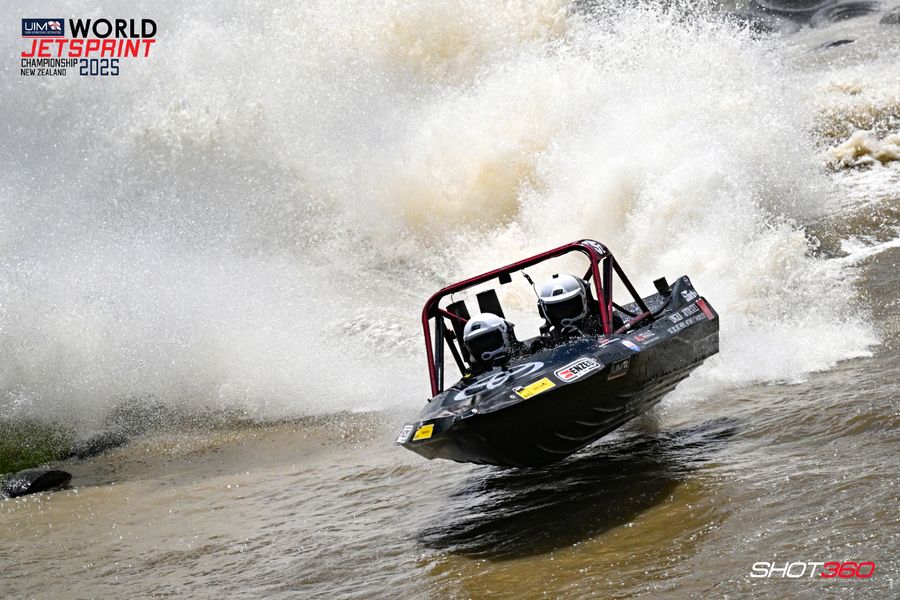Reuben Hoeksema and Suzi Katavich take 3rd place in the Unlimited Superboat class in the 2025 UIM World Jetsprint Championship. / Shot360 Photography (Facebook)