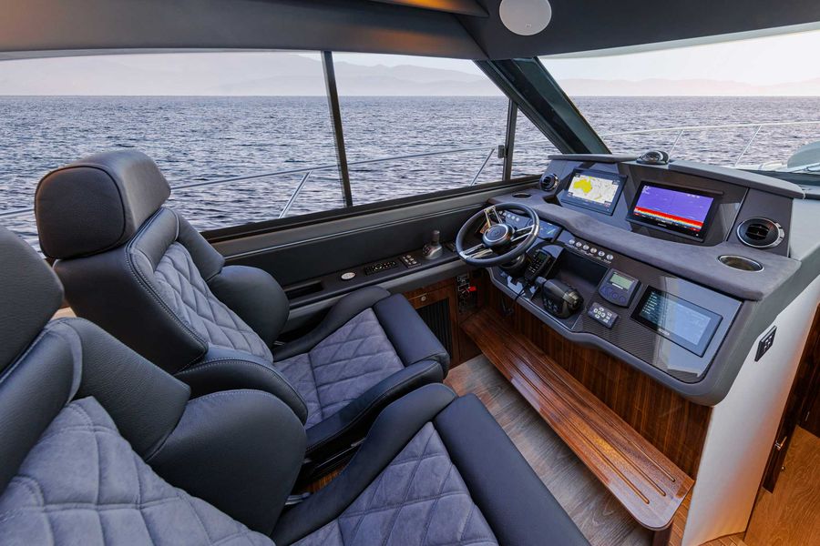 Riviera 4600 Sport Yacht Platinum Edition Helm. Image credit: Riviera.com