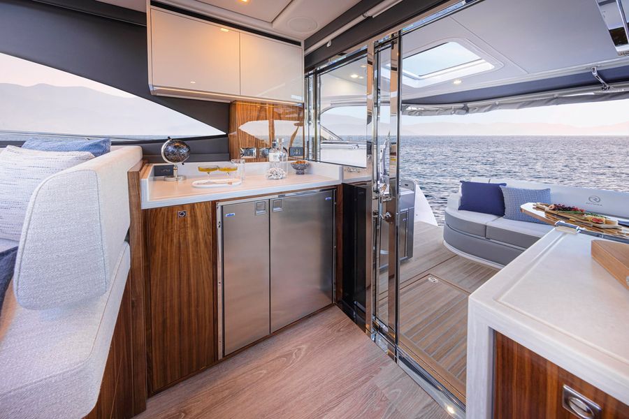 Riviera 4600 Sport Yacht Platinum Edition Wet Bar. Image credit: Riviera.com