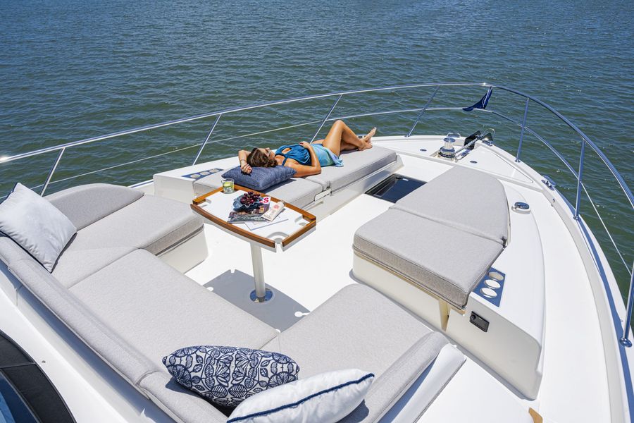 Riviera-5600-Sport-Yacht-Platinum-Edition-Foredeck-011.jpg