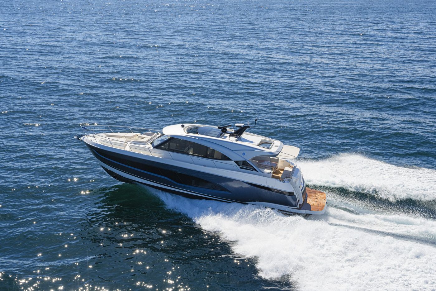 Riviera-5600-Sport-Yacht-Platinum-Edition-Running-01.jpg