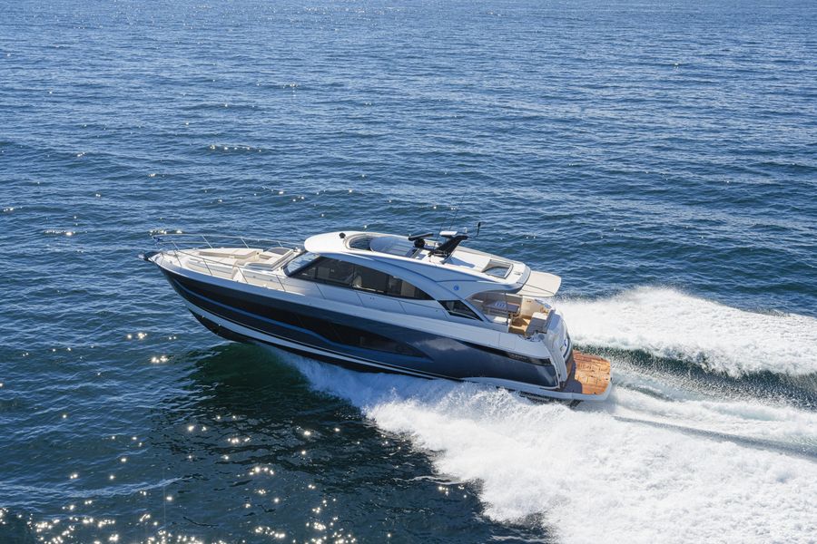 Riviera-5600-Sport-Yacht-Platinum-Edition-Running-01.jpg