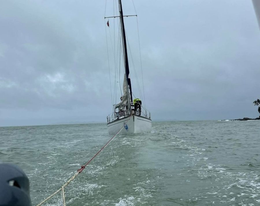 Robbery-being-towed-by-Houhora-Coastguard.jpg